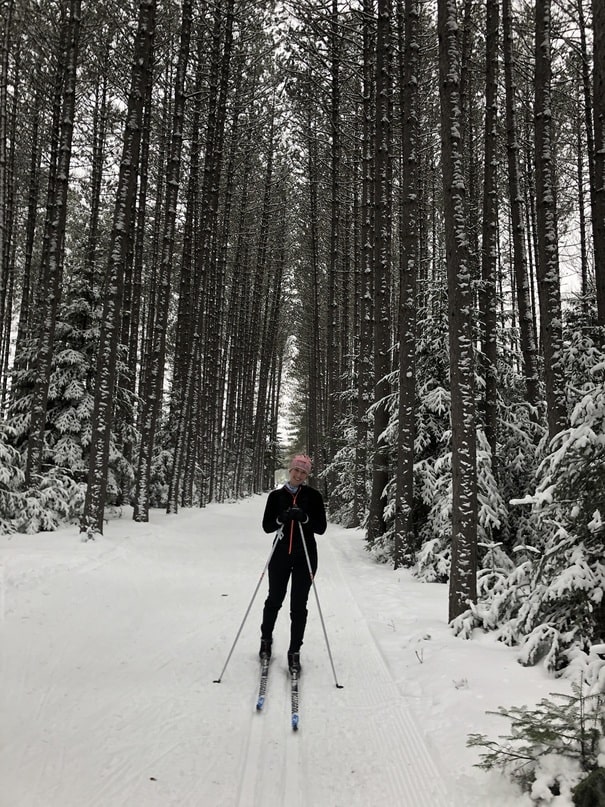 Ariane Desharnais fait du ski de fond en forêt au Québec