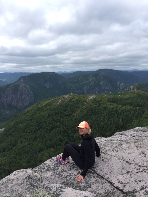Ariane Desharnais fait de la randonnée pédestre en montagne au Québec