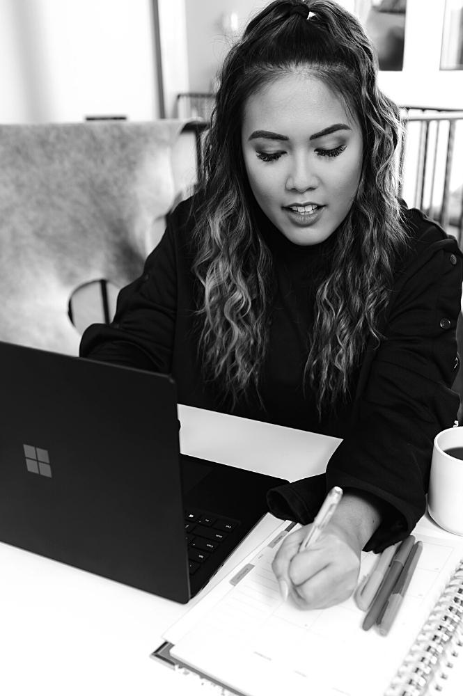 Jeune femme en train de travailler devant son ordinateur laptop