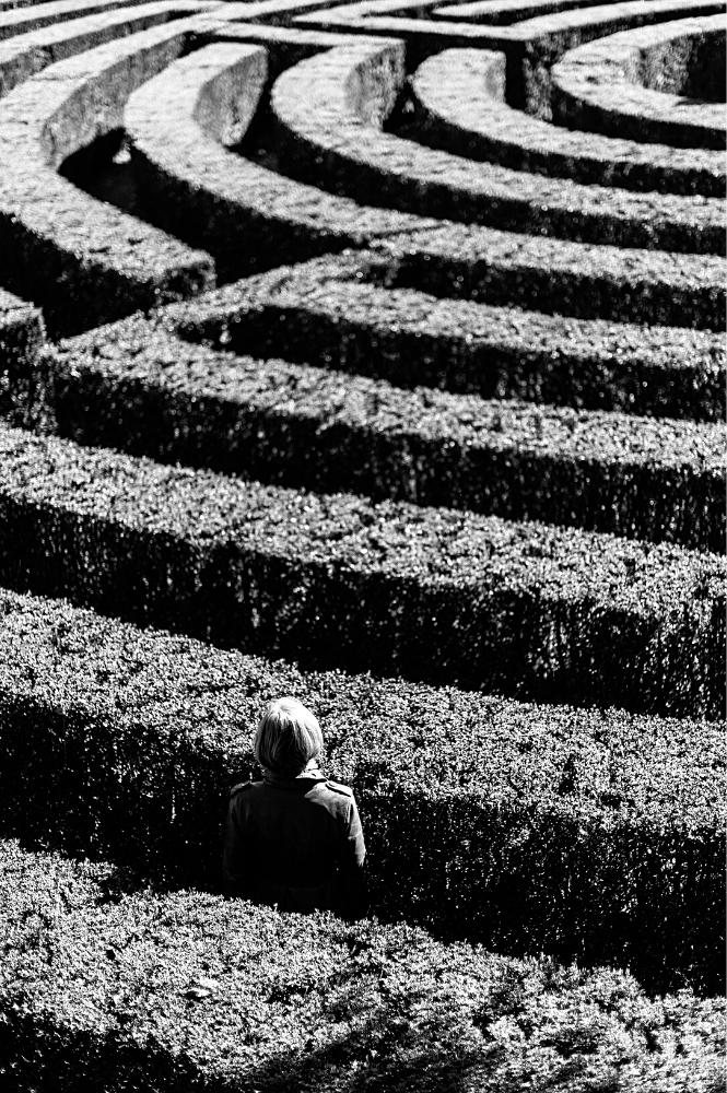 Femme perdue dans un labyrinthe