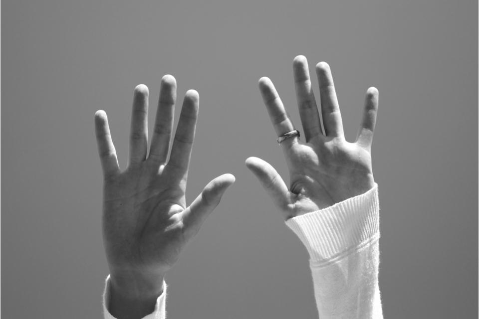 Mains de femme montrant ses dix doigts