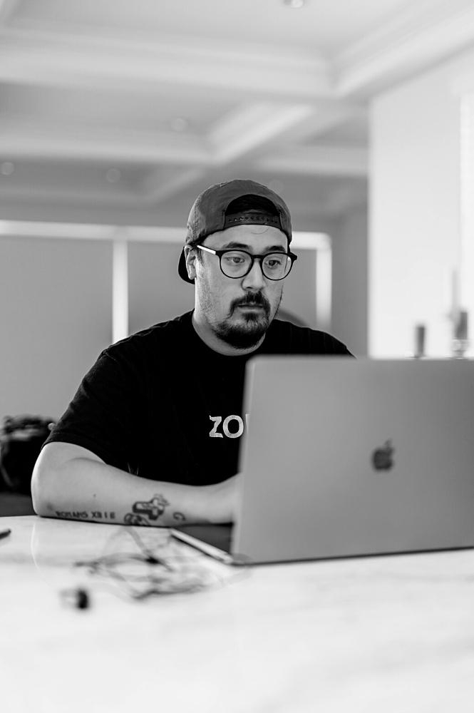 Homme développeur web devant son ordinateur portable laptop bureau