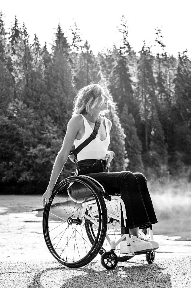 Femme libre en fauteuil roulant en forêt