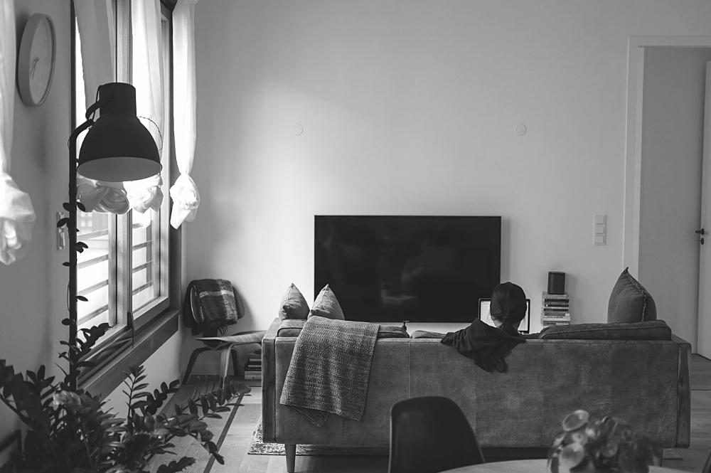 Assurances personnelles au Québec pour travailleurs et travailleuses autonomes solopreneur dans son appartement salon