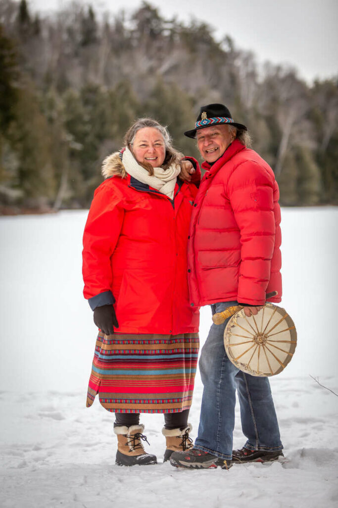 Portraits des fondateurs de Organisme Kina8at La Conception avec le chef héréditaire Anicinape Chomis T8aminik Dominique Rankin et Kukum Marie-Josée Tardif tambour et jupe