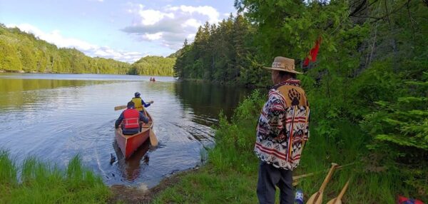 Lac et canoe sur site pour stages de ressourcement autochtones Anicinape Organisme Kina8at La Conception avec Chomis T8aminik Dominique Rankin