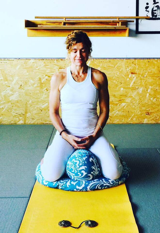 Portrait photo Josephine Sans kinésiologue prof de méditation et yoga